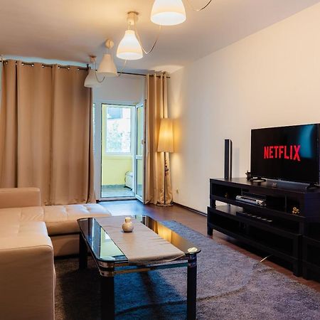 Comfy Apartment With Private Parking And Netflix บูคาเรสต์ ภายนอก รูปภาพ