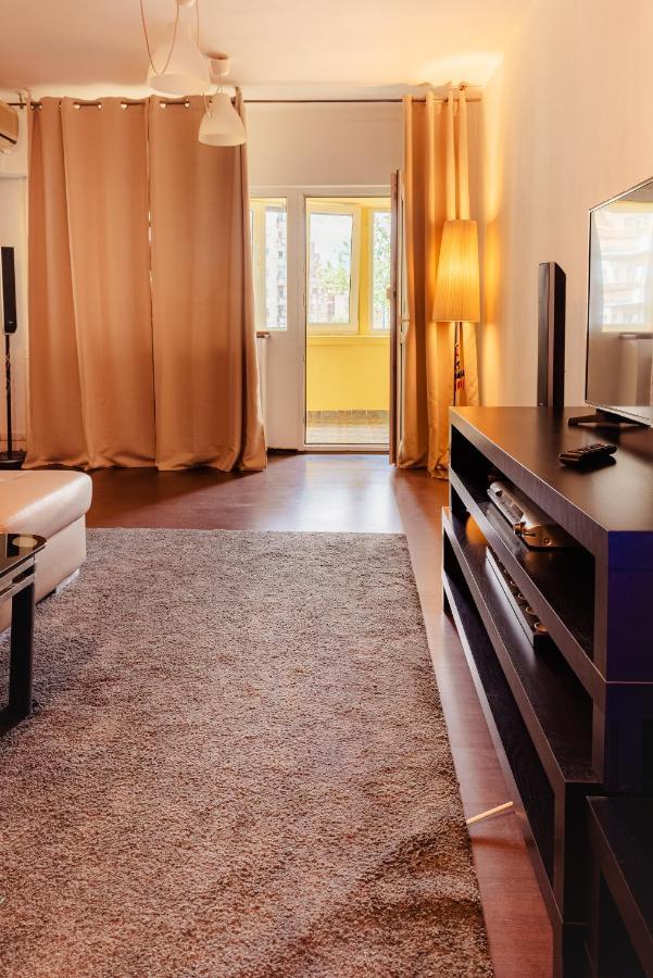 Comfy Apartment With Private Parking And Netflix บูคาเรสต์ ภายนอก รูปภาพ