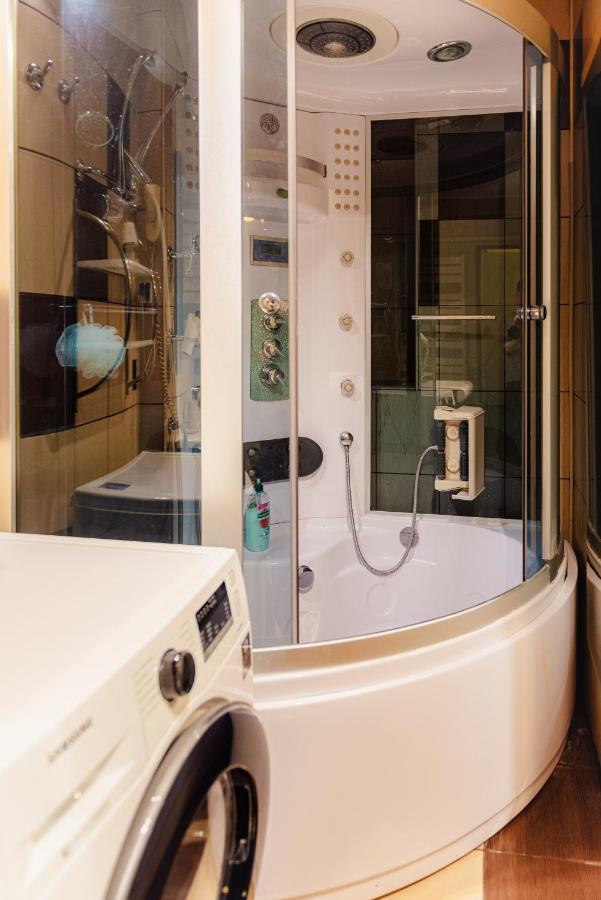Comfy Apartment With Private Parking And Netflix บูคาเรสต์ ภายนอก รูปภาพ