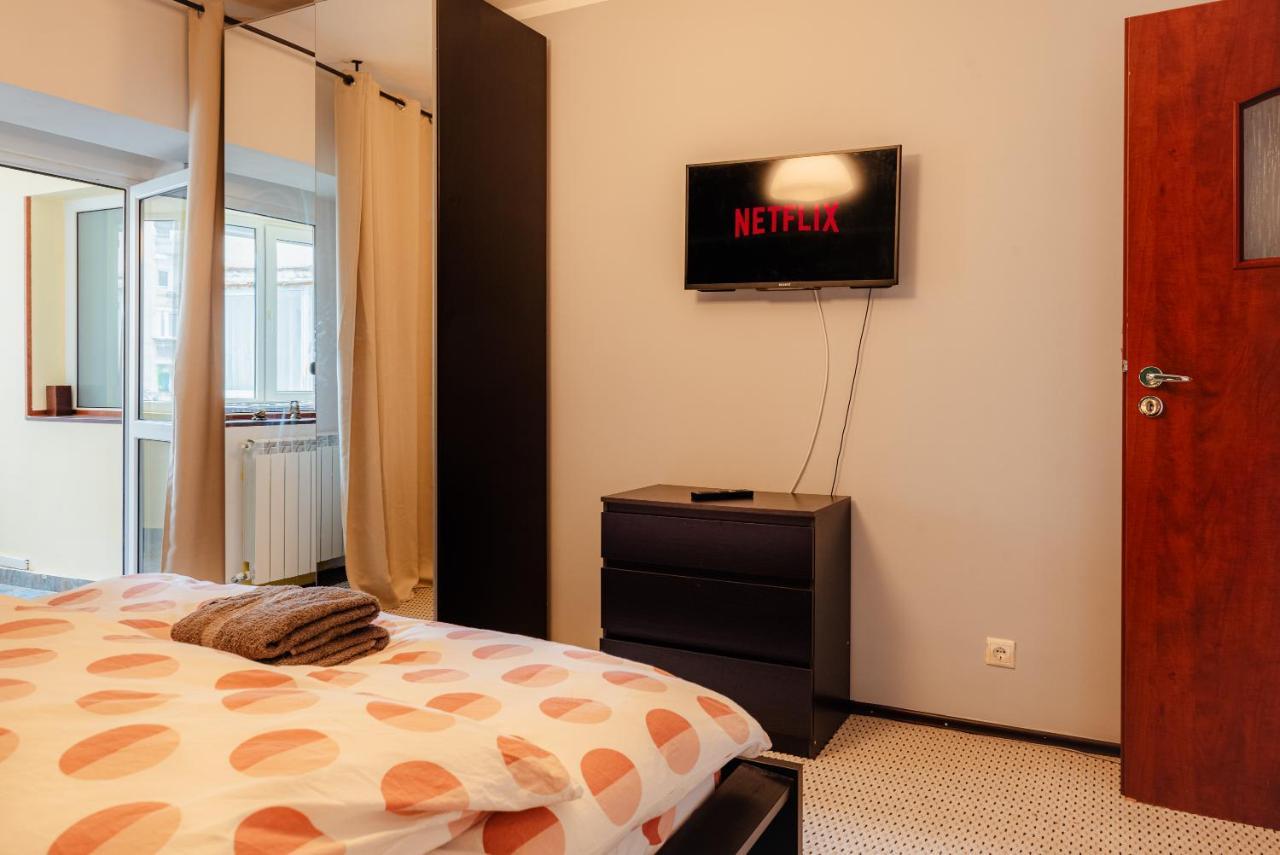 Comfy Apartment With Private Parking And Netflix บูคาเรสต์ ภายนอก รูปภาพ