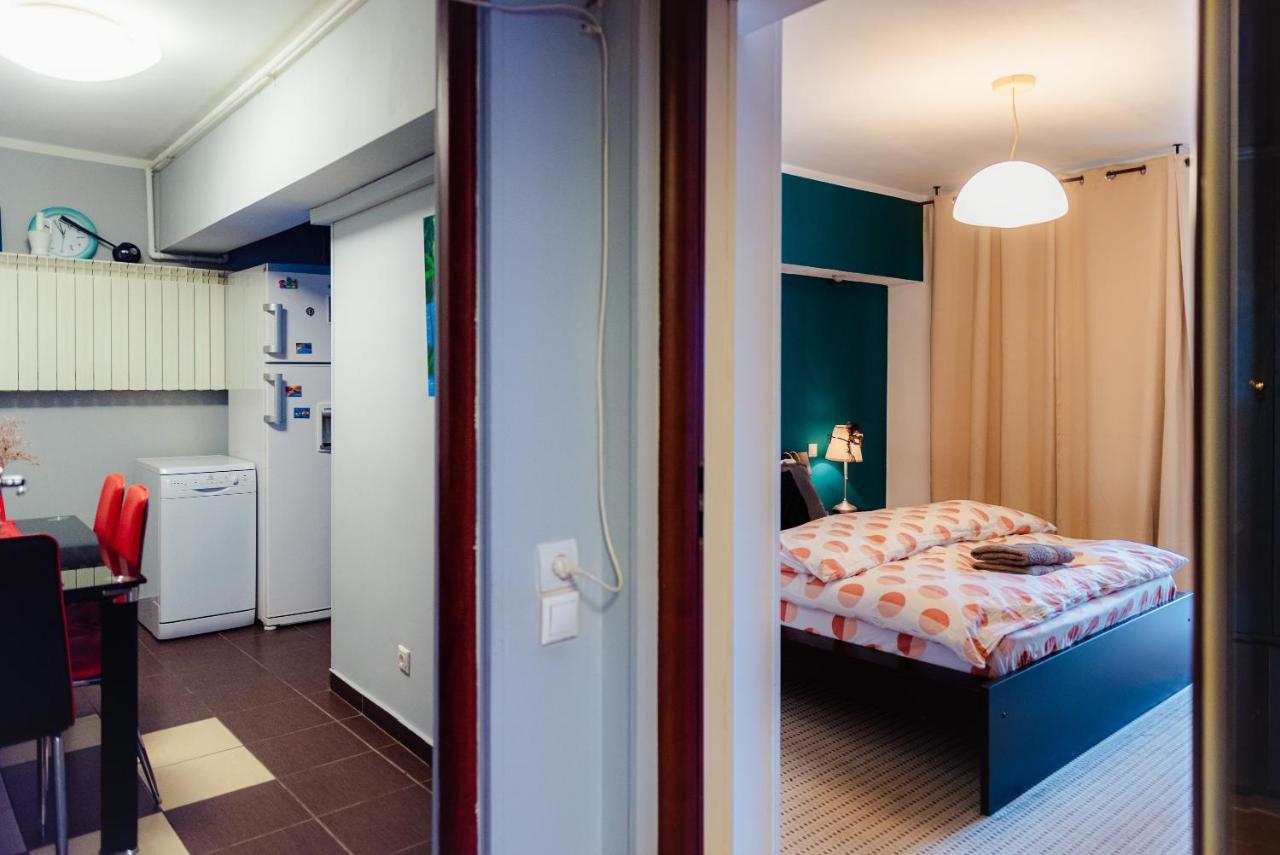 Comfy Apartment With Private Parking And Netflix บูคาเรสต์ ภายนอก รูปภาพ