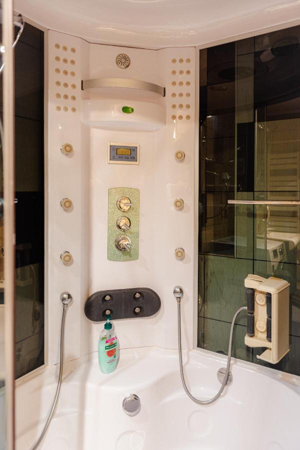 Comfy Apartment With Private Parking And Netflix บูคาเรสต์ ภายนอก รูปภาพ