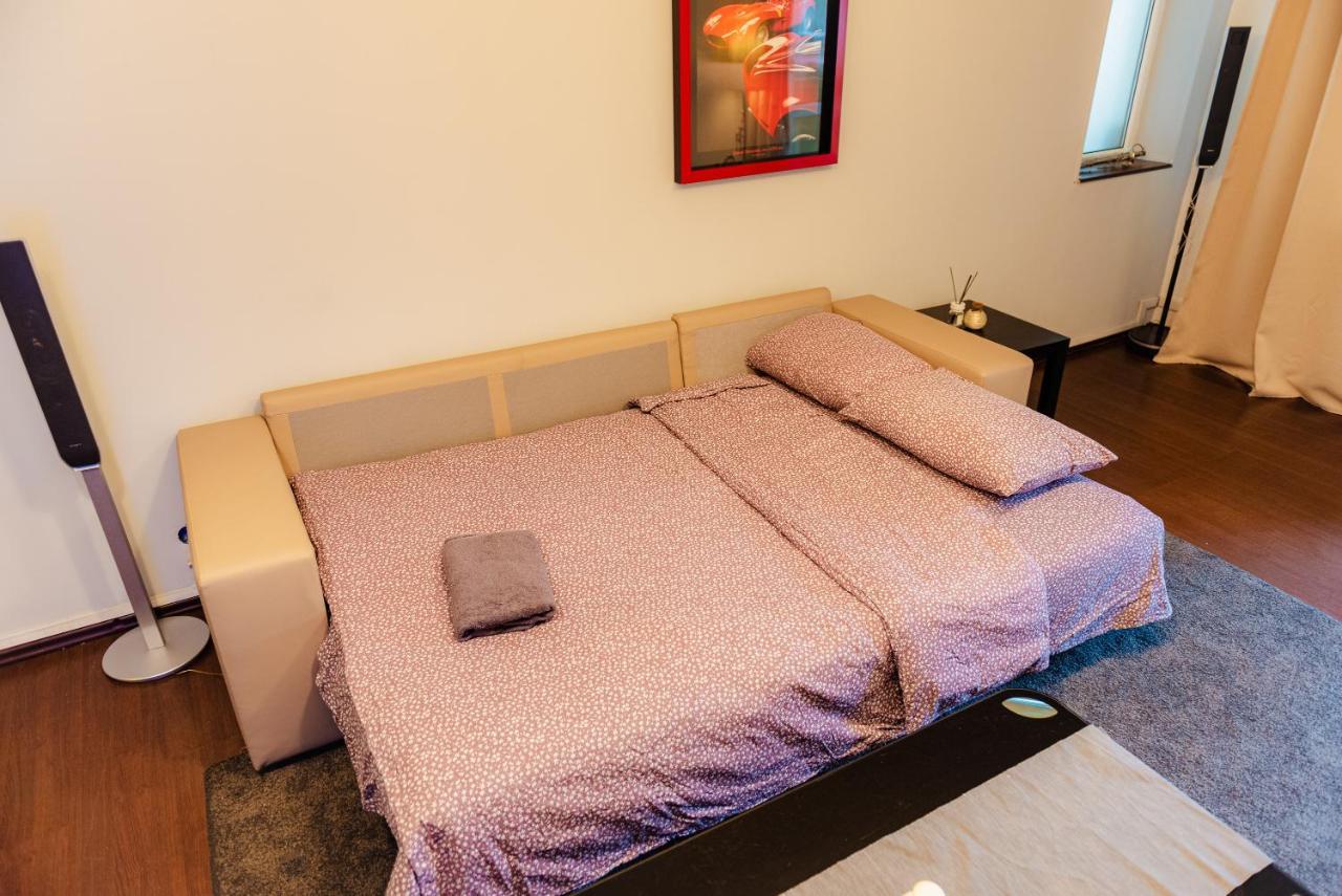 Comfy Apartment With Private Parking And Netflix บูคาเรสต์ ภายนอก รูปภาพ