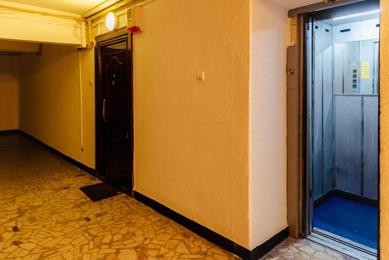 Comfy Apartment With Private Parking And Netflix บูคาเรสต์ ภายนอก รูปภาพ